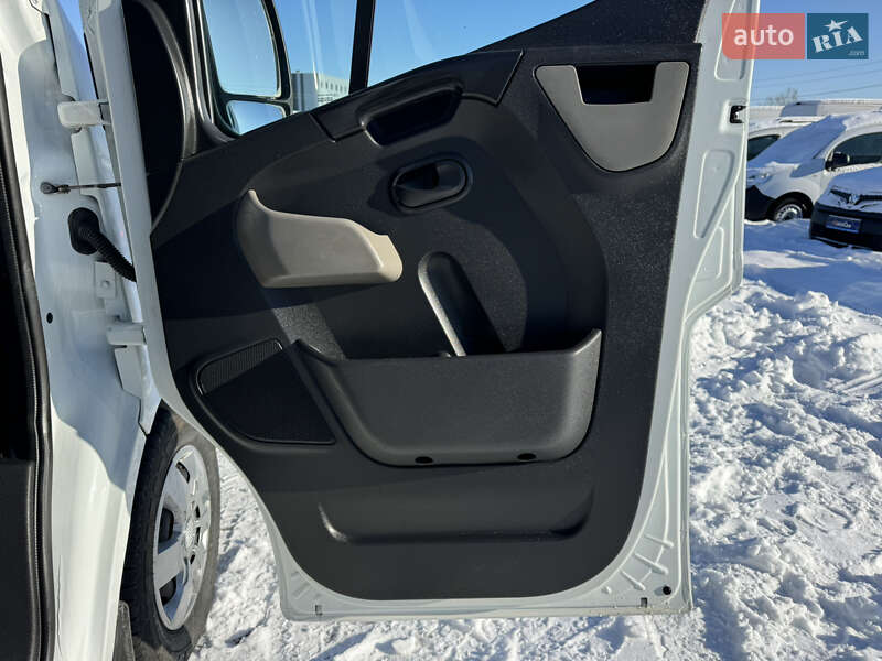 Вантажопасажирський фургон Renault Master 2017 в Києві