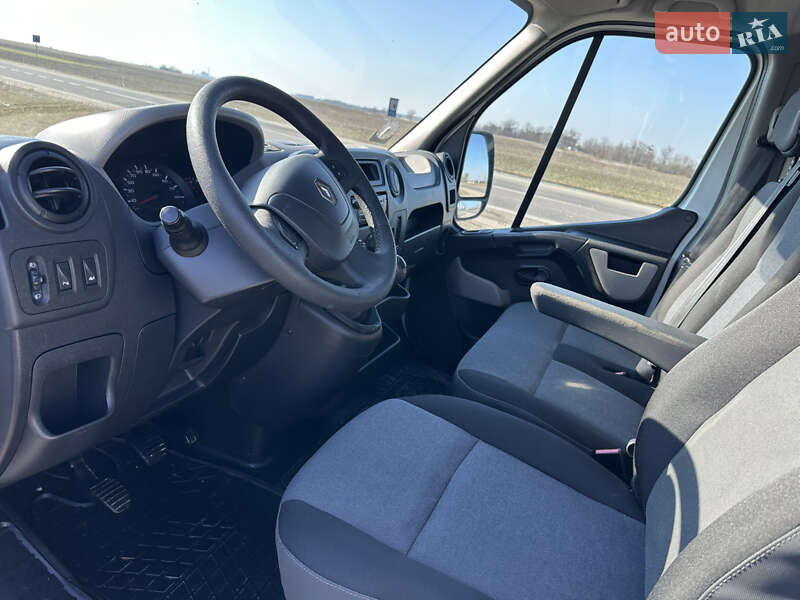 Вантажний фургон Renault Master 2016 в Радехові