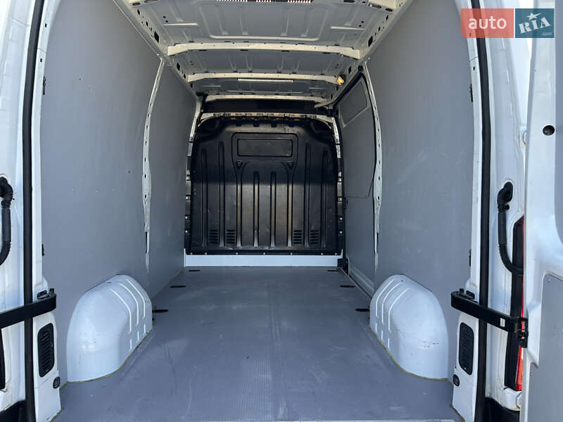 Вантажний фургон Renault Master 2016 в Радехові