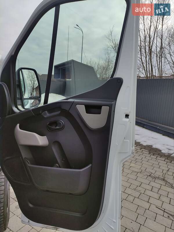 Грузовой фургон Renault Master 2015 в Львове