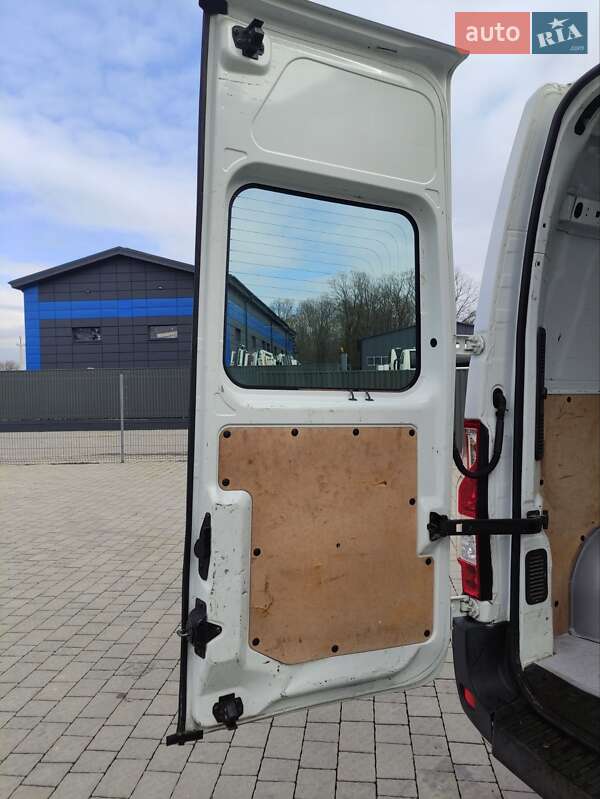 Грузовой фургон Renault Master 2015 в Львове