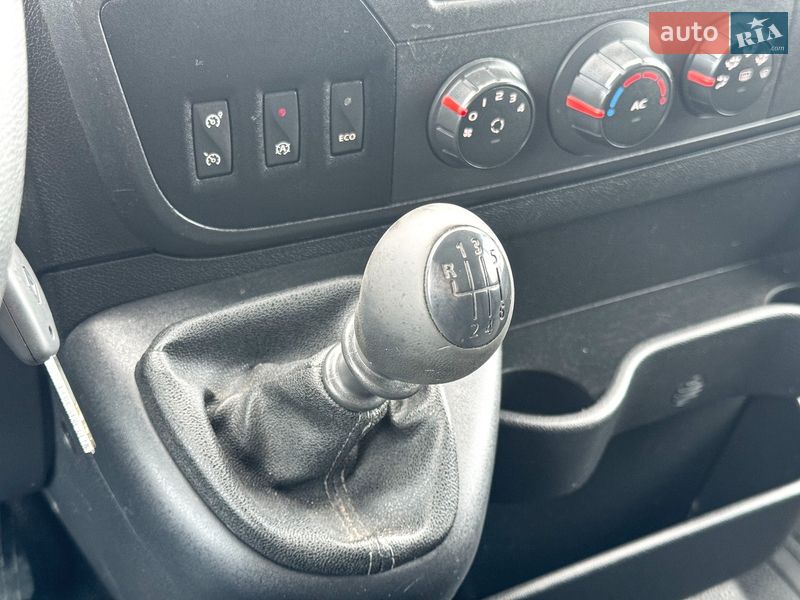 Грузовой фургон Renault Master 2015 в Ровно