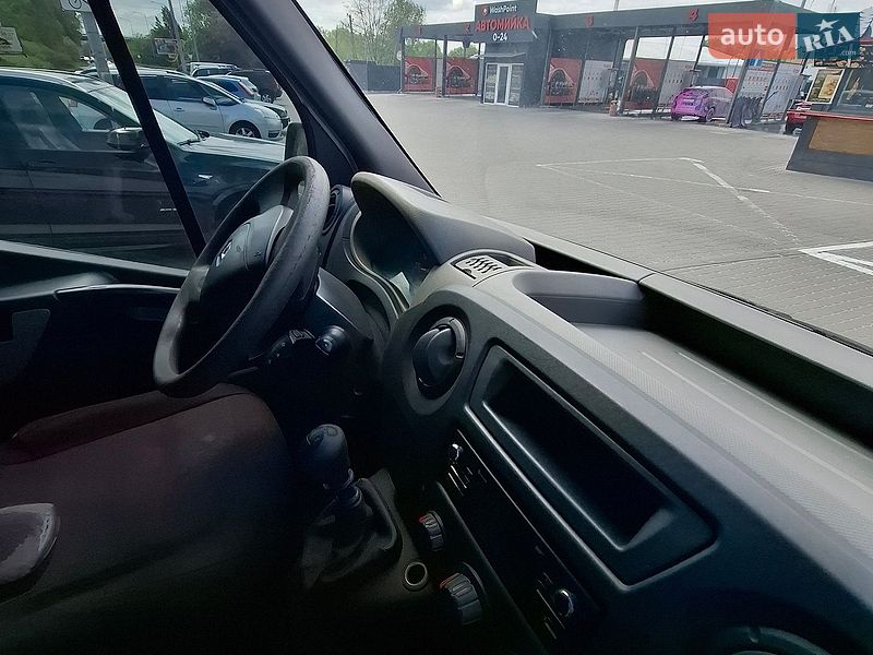 Вантажний фургон Renault Master 2015 в Львові