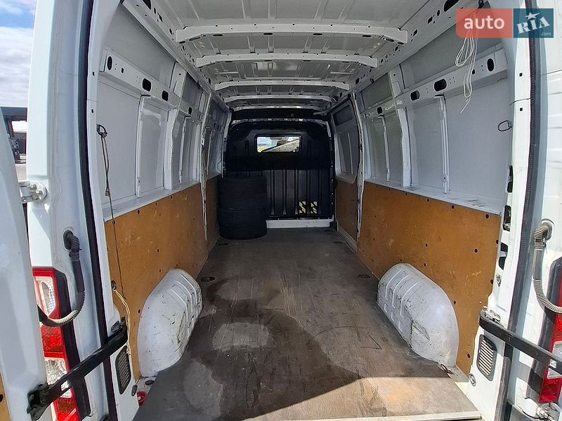 Вантажний фургон Renault Master 2015 в Львові