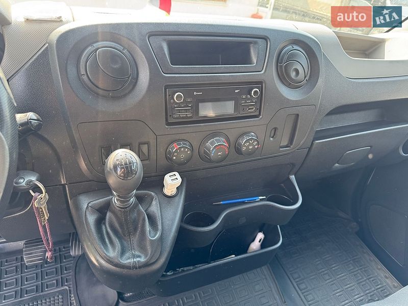 Вантажний фургон Renault Master 2015 в Львові