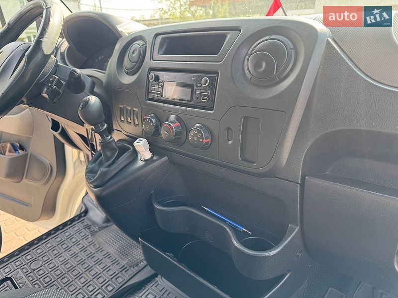Вантажний фургон Renault Master 2015 в Львові