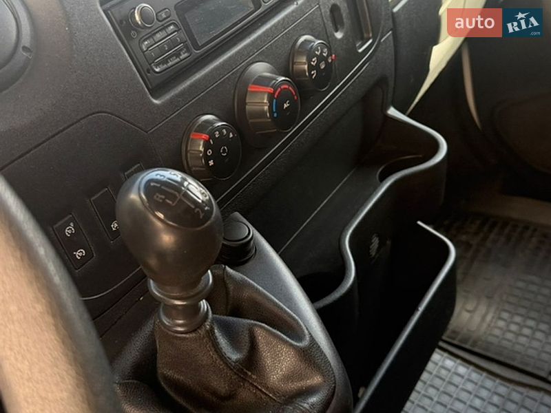 Грузовой фургон Renault Master 2015 в Львове