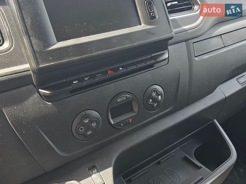Вантажний фургон Renault Master 2022 в Гусятині