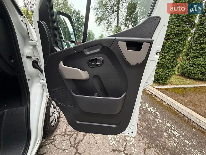 Мікроавтобус Renault Master 2017 в Кореці
