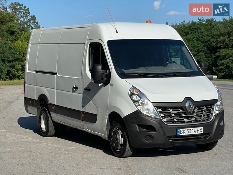 Вантажний фургон Renault Master 2016 в Кореці