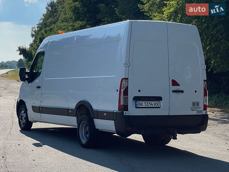 Вантажний фургон Renault Master 2016 в Кореці