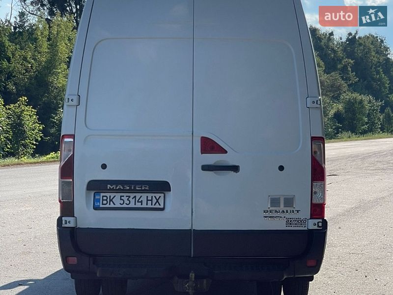 Вантажний фургон Renault Master 2016 в Кореці
