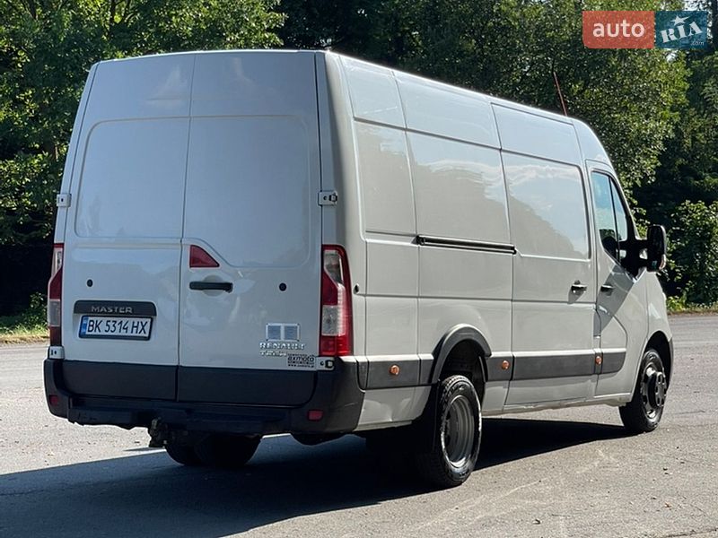 Вантажний фургон Renault Master 2016 в Кореці