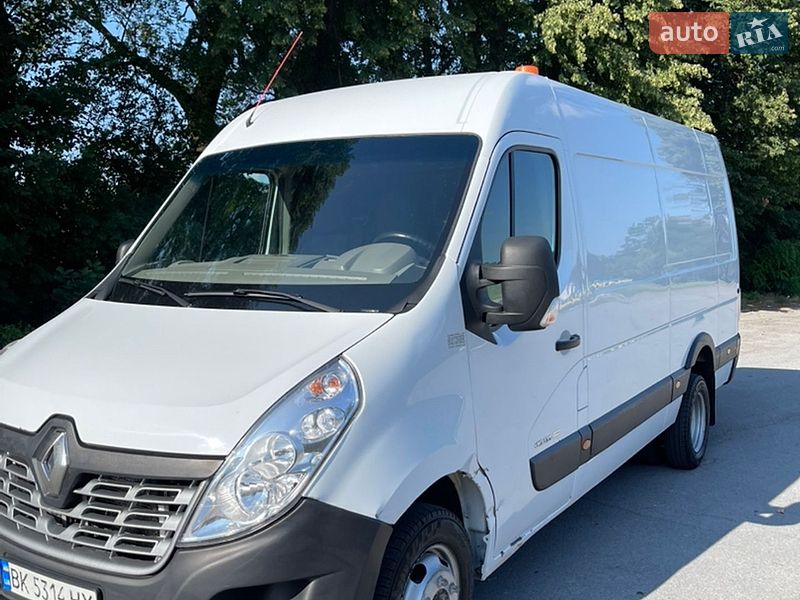 Вантажний фургон Renault Master 2016 в Кореці