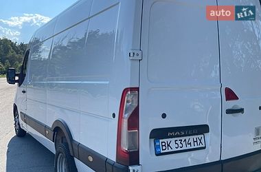 Вантажний фургон Renault Master 2016 в Кореці