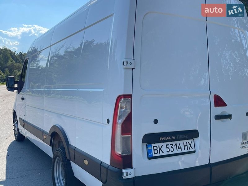 Вантажний фургон Renault Master 2016 в Кореці