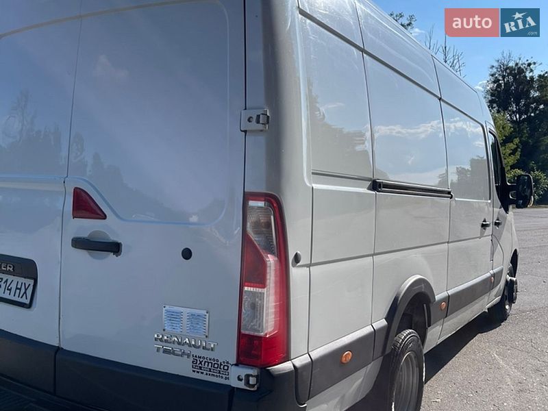 Вантажний фургон Renault Master 2016 в Кореці