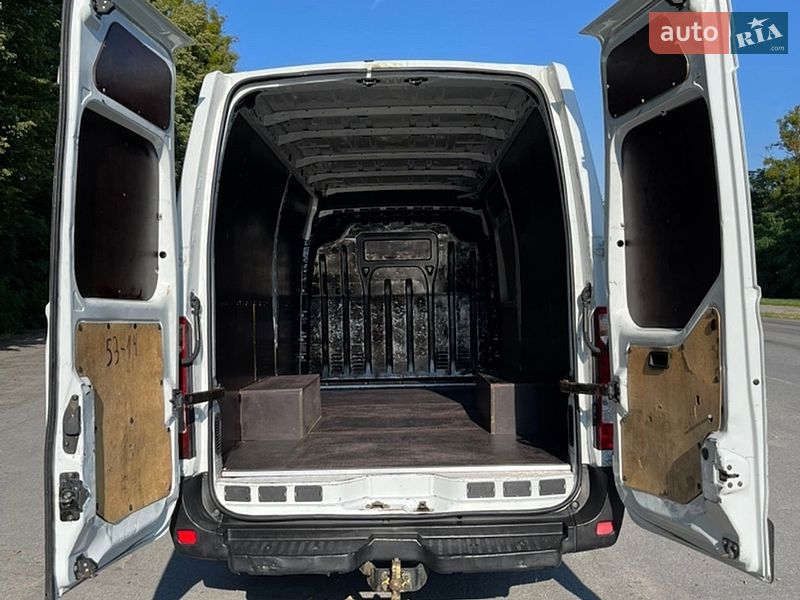 Вантажний фургон Renault Master 2016 в Кореці