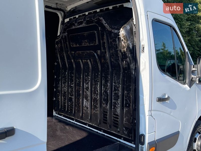 Вантажний фургон Renault Master 2016 в Кореці