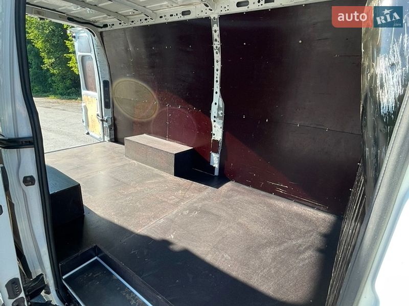 Вантажний фургон Renault Master 2016 в Кореці