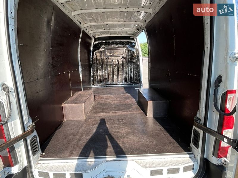 Вантажний фургон Renault Master 2016 в Кореці