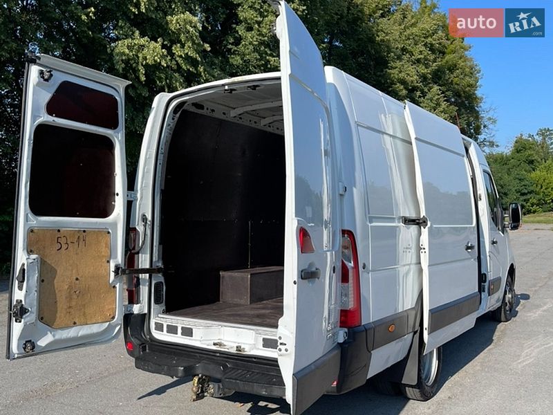 Вантажний фургон Renault Master 2016 в Кореці