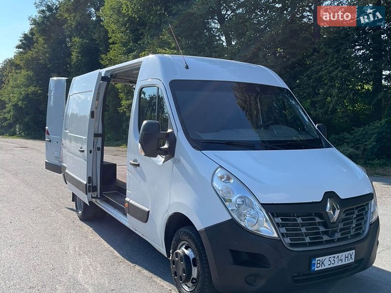 Вантажний фургон Renault Master 2016 в Кореці