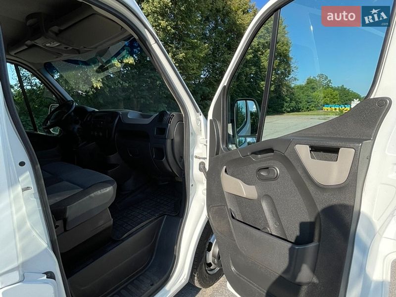 Вантажний фургон Renault Master 2016 в Кореці
