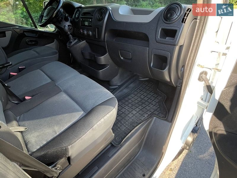 Вантажний фургон Renault Master 2016 в Кореці
