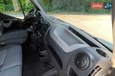 Вантажний фургон Renault Master 2016 в Кореці