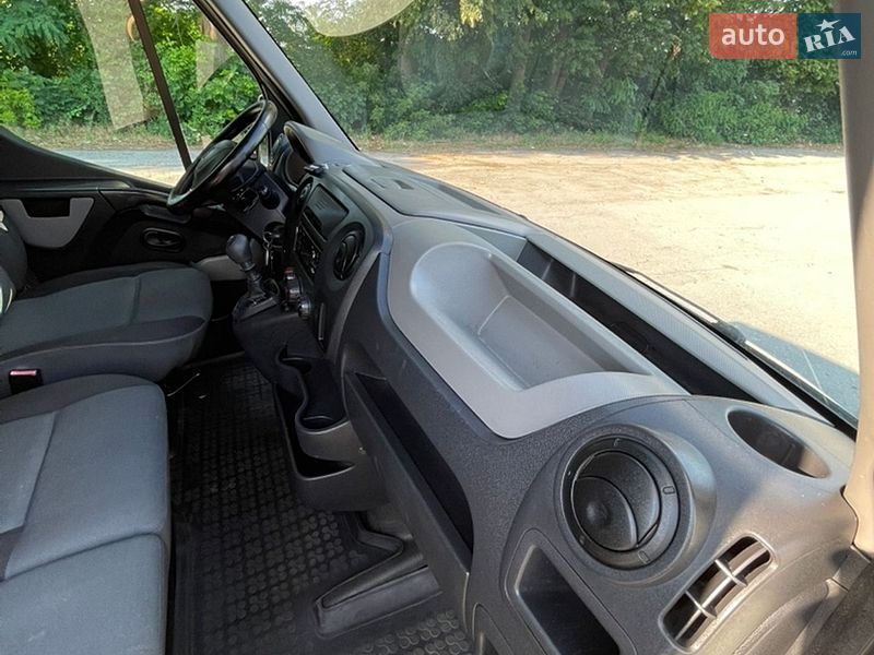 Вантажний фургон Renault Master 2016 в Кореці