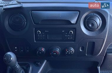 Вантажний фургон Renault Master 2016 в Кореці