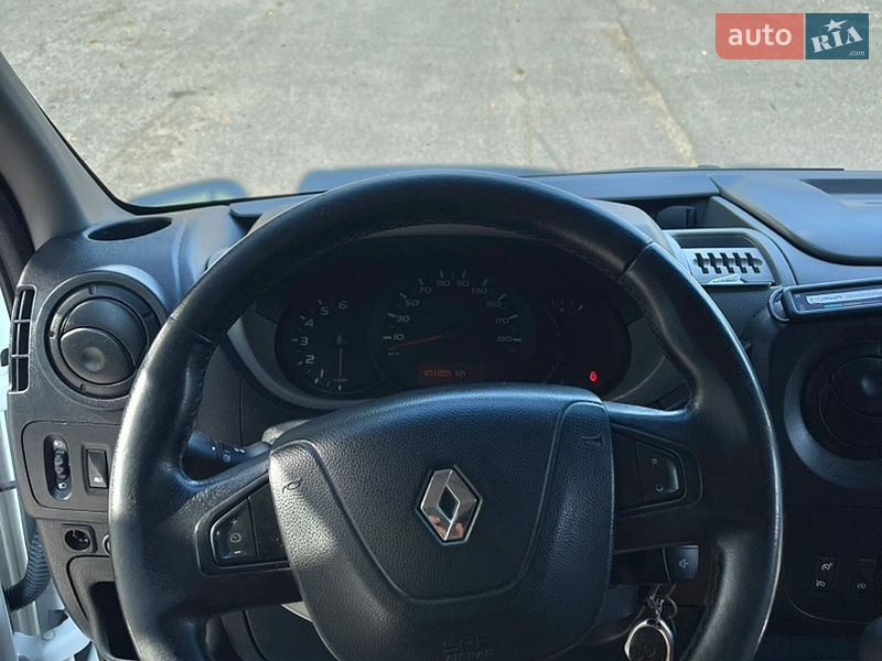 Вантажний фургон Renault Master 2016 в Кореці