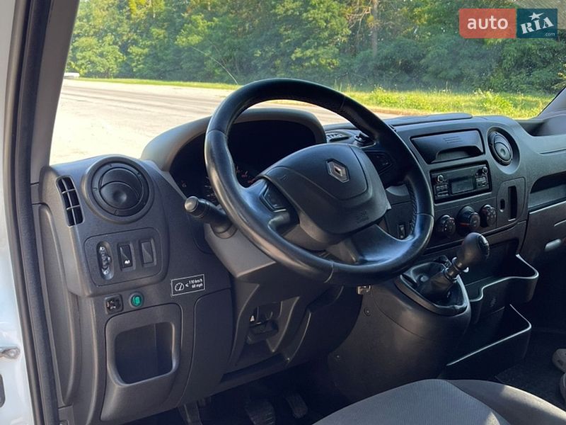 Вантажний фургон Renault Master 2016 в Кореці