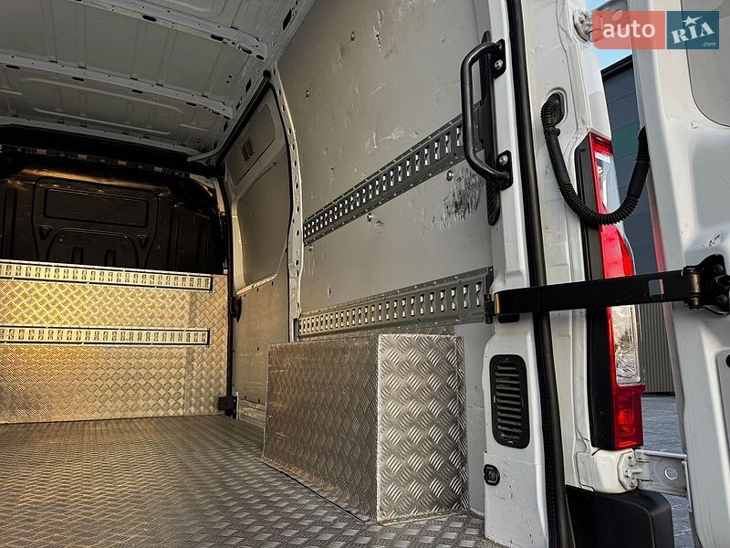 Вантажний фургон Renault Master 2022 в Тернополі