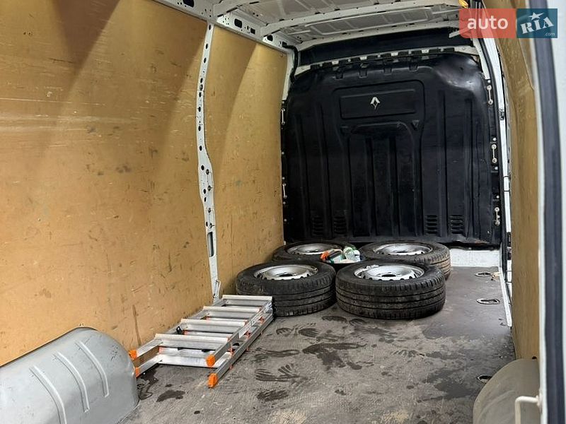 Грузовой фургон Renault Master 2015 в Львове