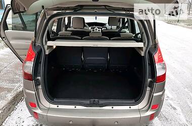 Хетчбек Renault Megane Scenic 2009 в 