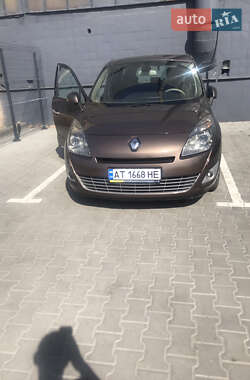Минивэн Renault Megane Scenic 2010 в 
