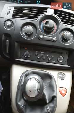 Минивэн Renault Megane Scenic 2005 в 