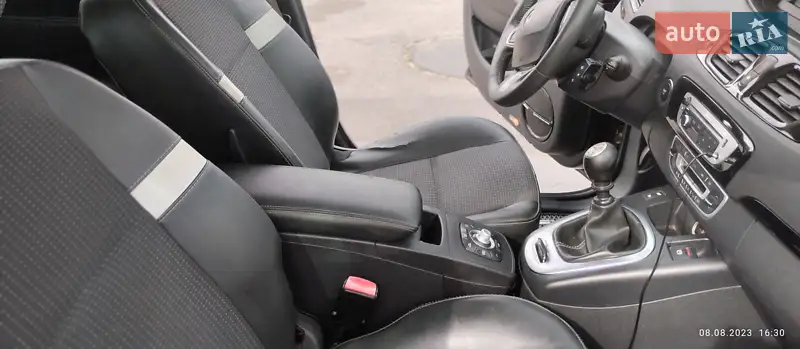 Минивэн Renault Megane Scenic 2012 в 