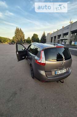 Минивэн Renault Megane Scenic 2015 в 