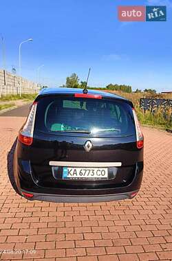 Минивэн Renault Megane Scenic 2011 в 