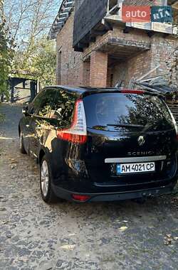 Минивэн Renault Megane Scenic 2012 в 