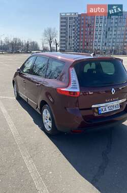 Минивэн Renault Megane Scenic 2012 в 