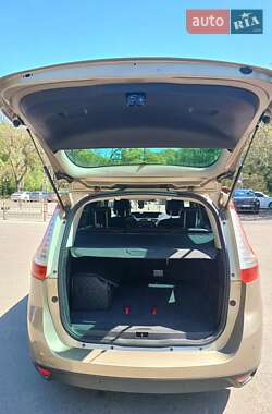 Минивэн Renault Megane Scenic 2014 в 