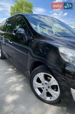Минивэн Renault Megane Scenic 2010 в 