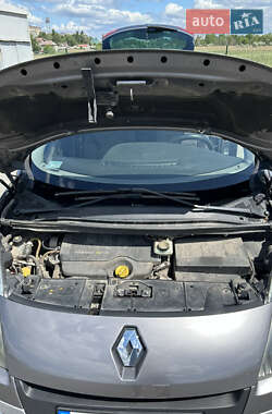 Минивэн Renault Megane Scenic 2010 в 