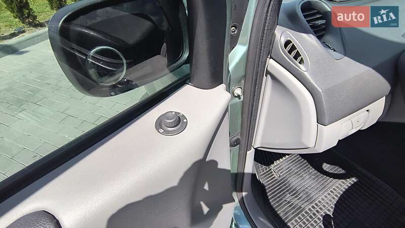Минивэн Renault Megane Scenic 2005 в Золочеве