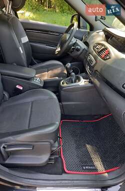 Минивэн Renault Megane Scenic 2012 в 