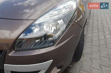 Минивэн Renault Megane Scenic 2011 в 